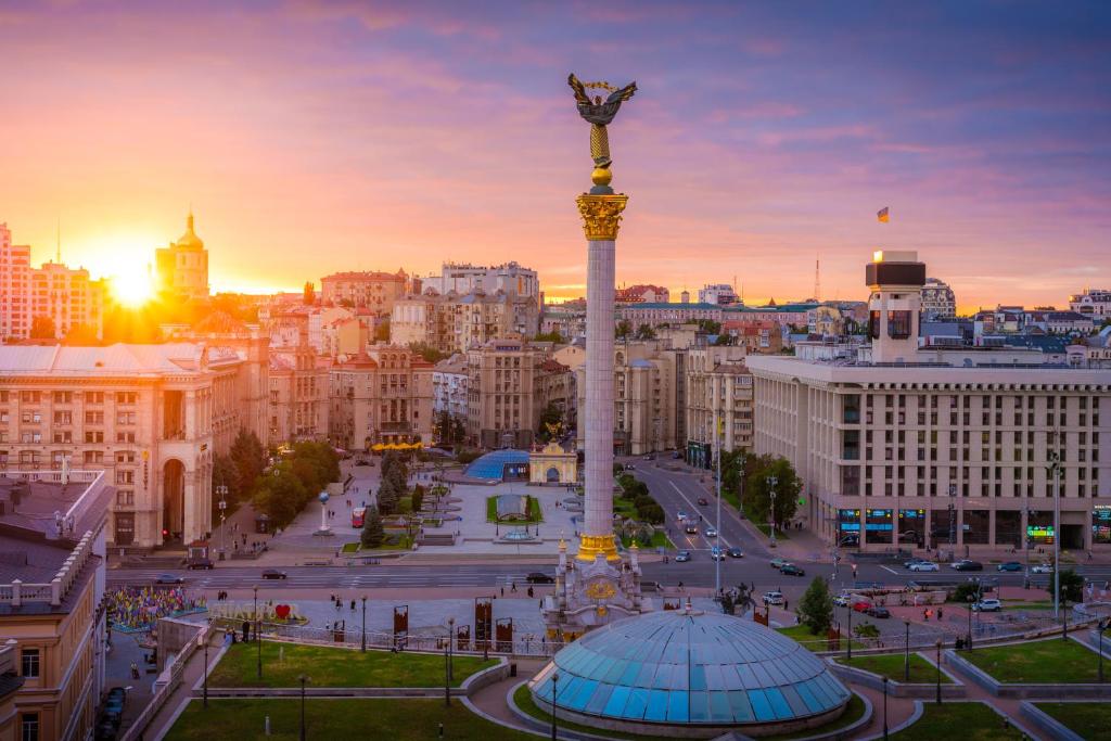 Майдан Незалежності в Києві на заході сонця